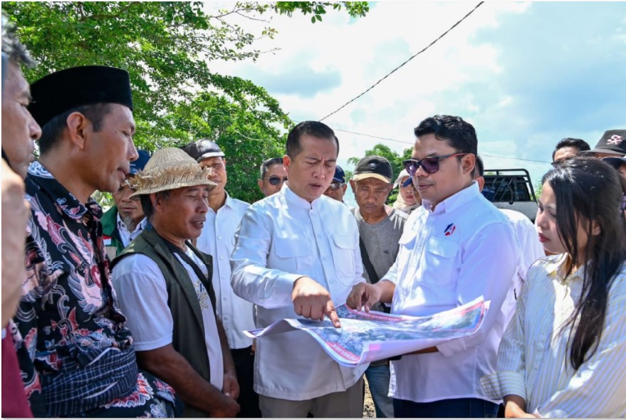 PERTANIAN: Gubernur NTB Lalu Muhamad Iqbal saat meninjau pelaksanaan program optimalisasi lahan pertanian di Desa Penujak, Kecamatan Praya Barat, Kabupaten Lombok Tengah