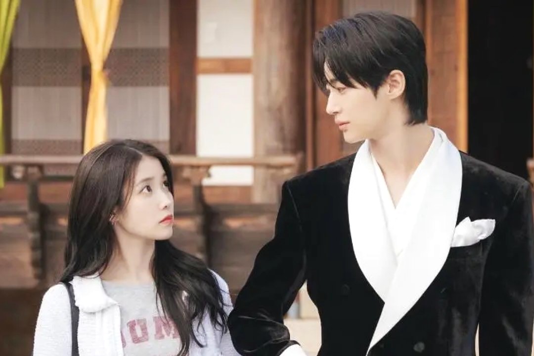 IU dan Byeon Woo Seok di still cut perdana drama perfect crown. (MBC)