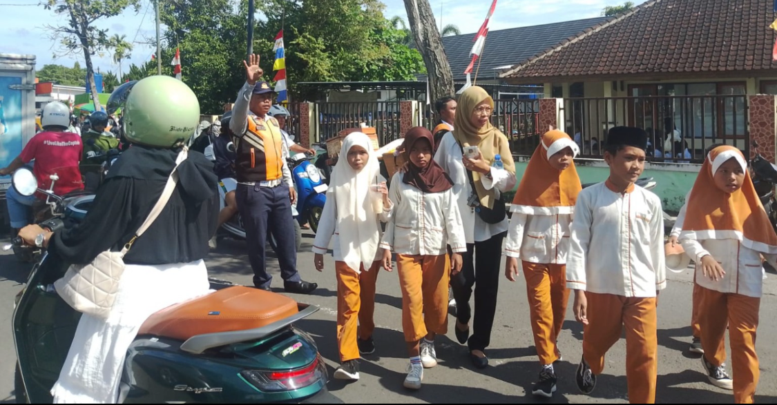 Petugas Dinas Perhubungan Kota Mataram mengatur arus kendaraan di Jalan Lalu Mesir, Turida, saat pelaksanaan kegiatan pawai pelajar.