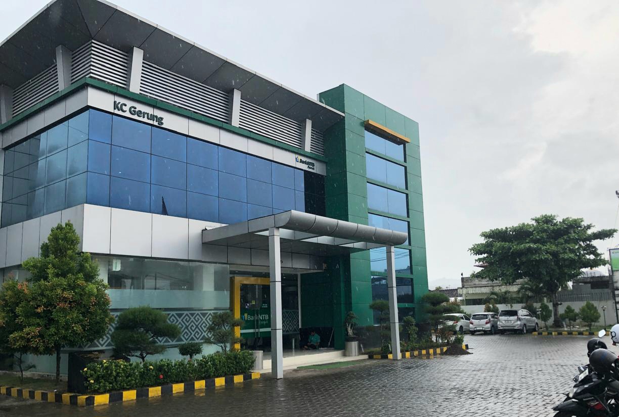 SALURKAN BANTUAN PINJAMAN MODAL: Bank NTB Syariah Kantor Cabang Gerung menjadi salah satu lembaga keuangan yang menyalurkan pinjaman modal tanpa bunga program Pemkab Lobar.