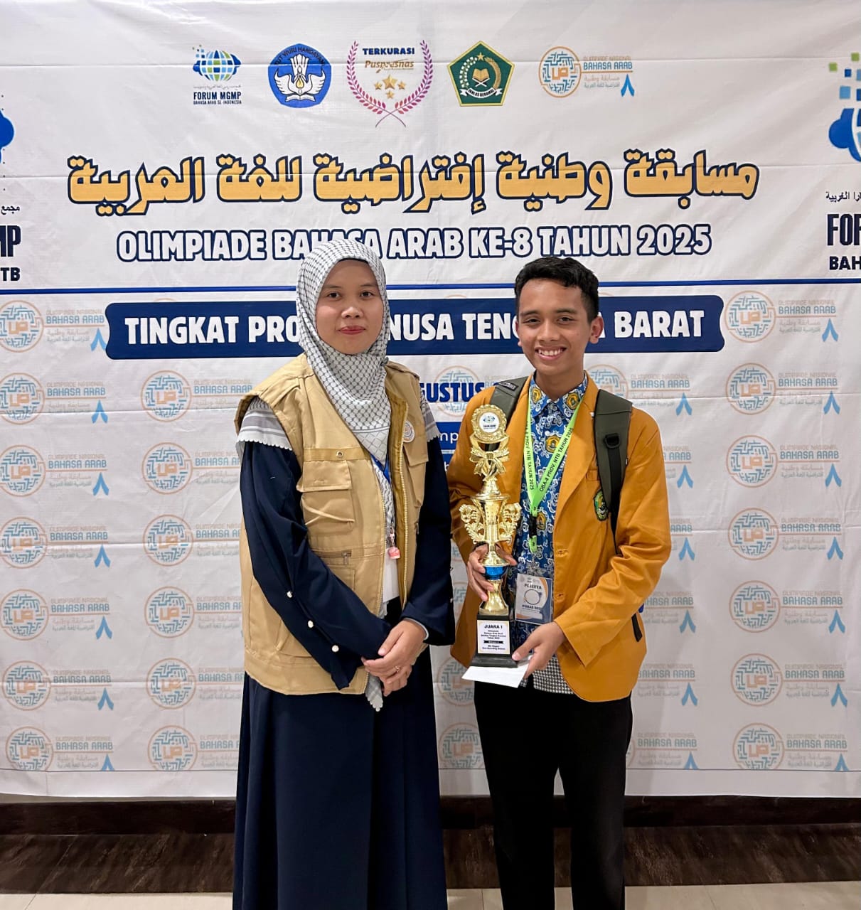 Maulana Galih Fiqih (kanan) berhasil meraih Juara I Olimpiade Bahasa Arab (OBA) ke-8 tahun 2025 tingkat Provinsi NTB.