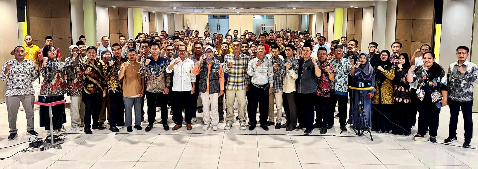 Para guru PAI dan Penjaskes foto bersama pihak Disdik dan BNN Kota Mataram pada Bimtek pembelajaran Napza, pekan lalu. Disdik dan BNN Mataram bekali guru cegah penyalahgunaan narkoba di sekolah.