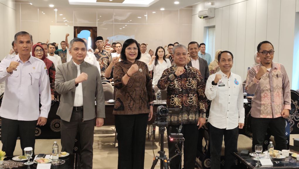 Sekretaris Daerah Lombok Tengah Lalu Firman Wijaya (kiri) menghadiri Seminar Nasional Membangun Daya Saing dan Kemandirian Daerah Melalui Pariwisata Berkelanjutan di JM Hotel Kuta, Rabu (12/11).