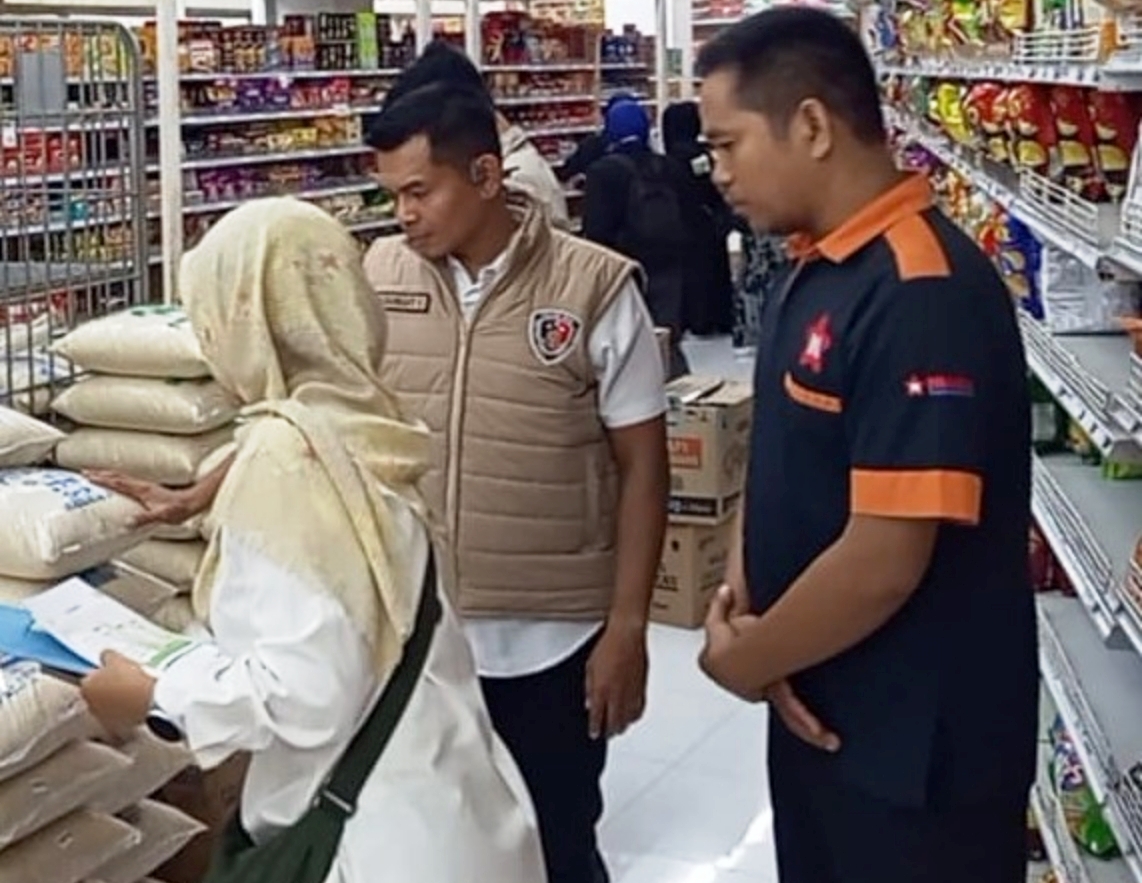 ANTISIPASI PERMAINAN HARGA: Tim Indagsi Polda NTB turun melakukan pengecekan harga pangan di salah satu distributor beras di wilayah Kota Mataram, Rabu (12/11).&nbsp;