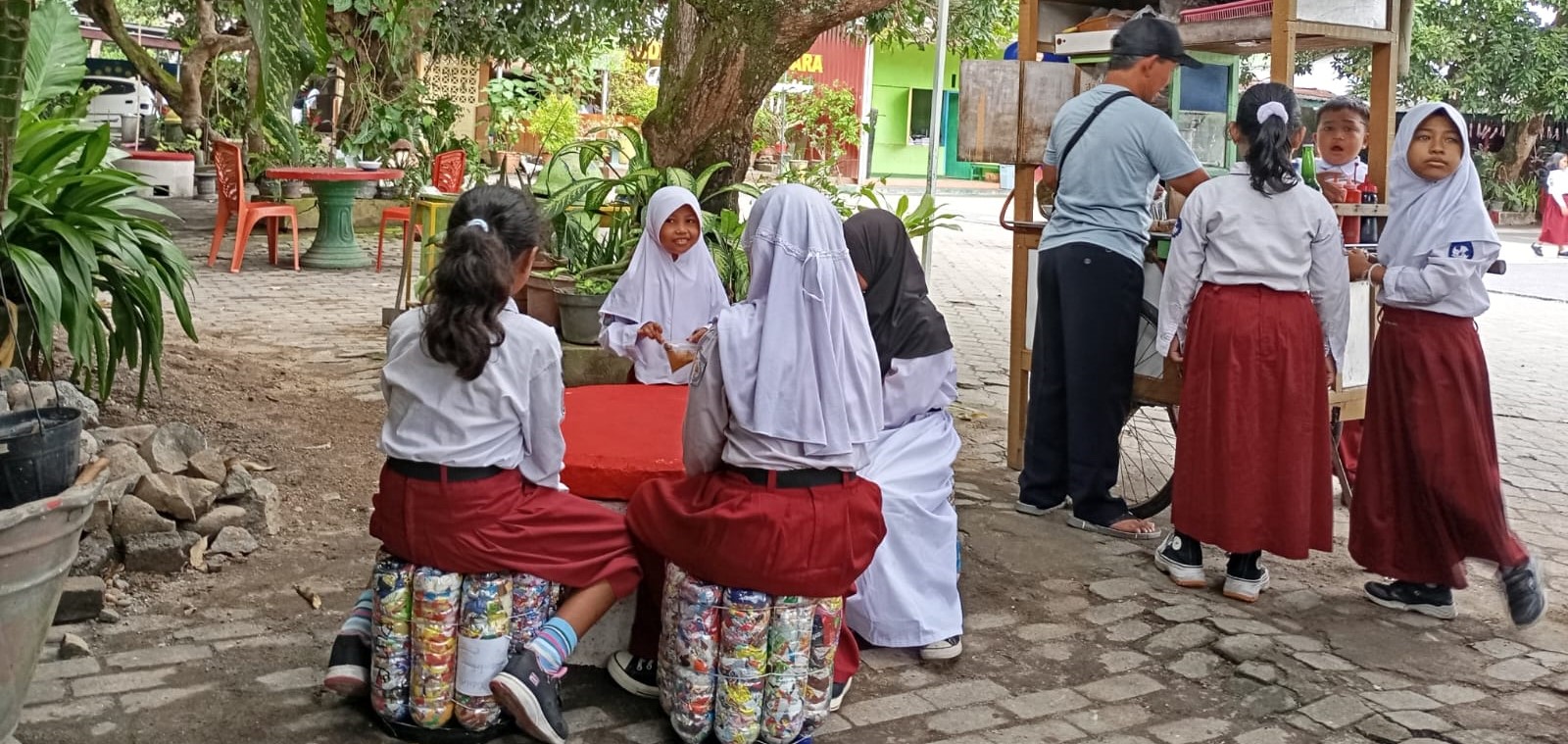 Sejumlah murid di salah satu SD di Kota Mataram tengah bermain di lapangan sekolah, belum lama ini.  Bullying di sekolah masih jadi ancaman serius bagi siswa Mataram.