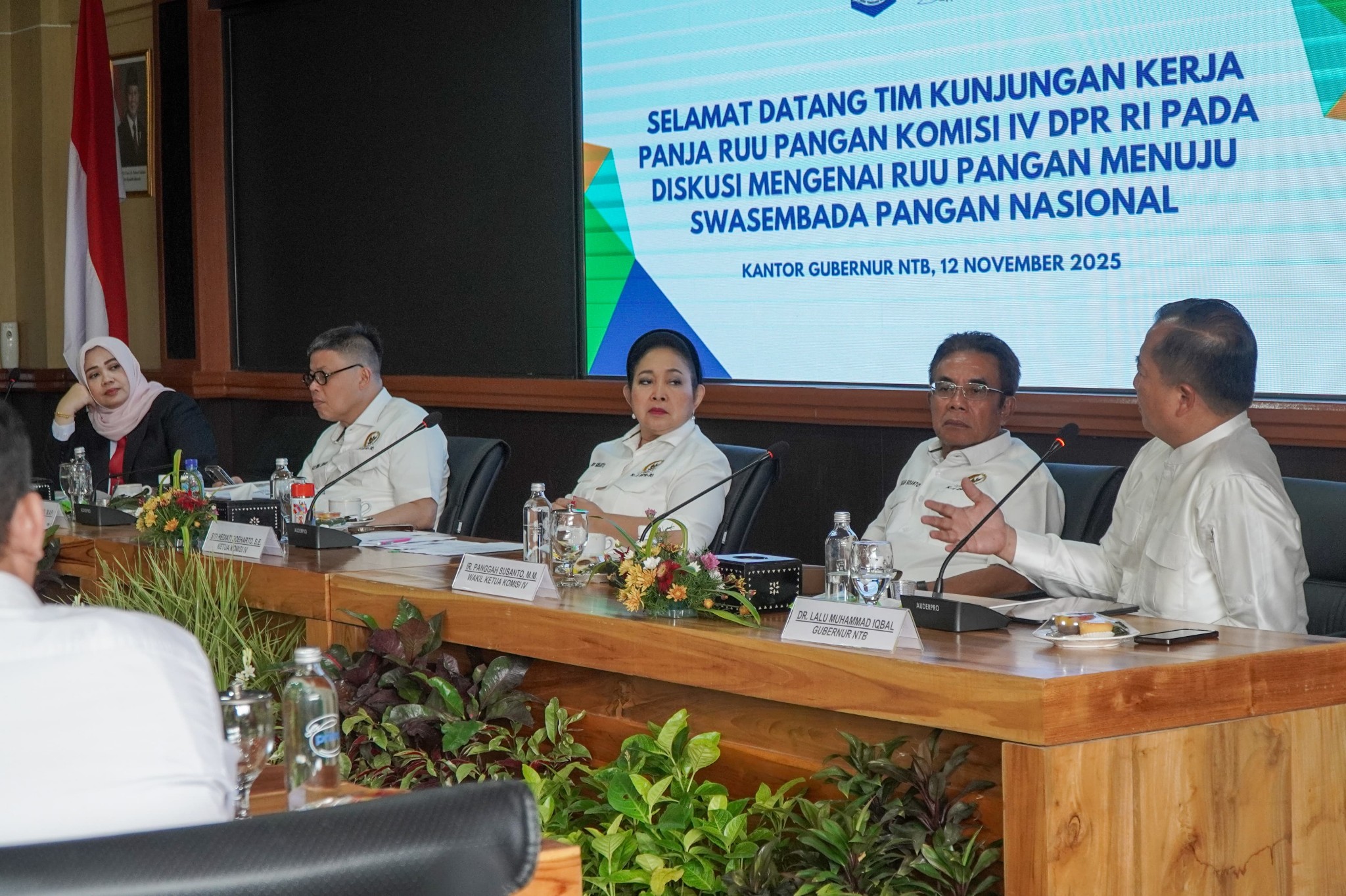 Ketua Panja sekaligus Ketua Komisi IV DPR RI Siti Hediati Soeharto (tengah), saat mendengarkan saran dan masukan, saat diskusi RUU Pangan Komisi IV DPR RI, di Mataram, Rabu (12/11).