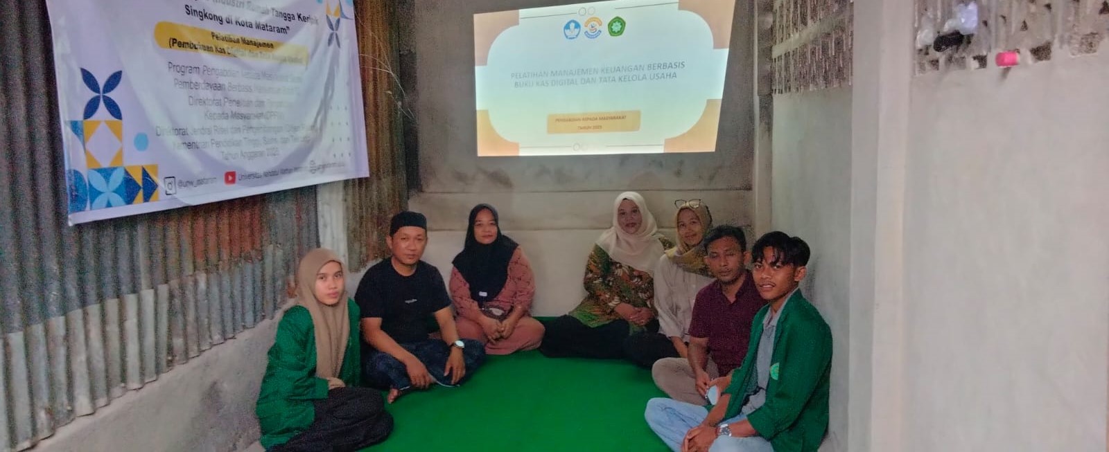 Tim PKM UNW Mataram bersama mahasiswa di sela-sela melatih pelaku usaha IRT terkait manajemen usaha berbasis buku kas digital di Lingkungan Babakan Kebon, Kelurahan Babakan, Kota Mataram.