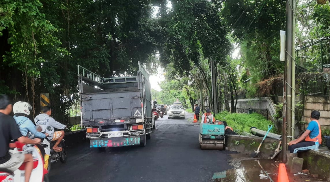 SUDAH DIPERBAIKI: Jalan rusak di depan Gedung Budaya Narmada sudah diperbaiki Dinas PUTR Lombok Barat.
