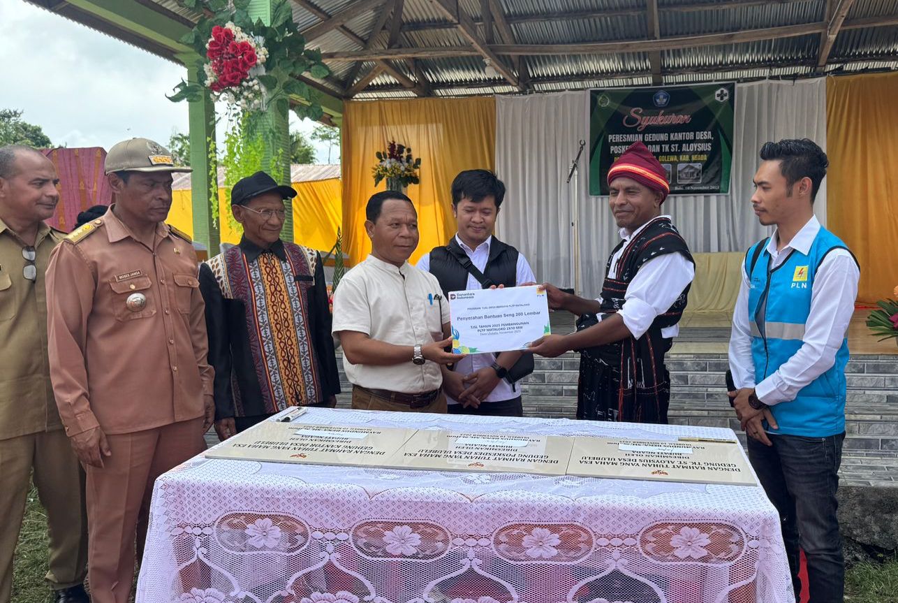 Penyerahan bantuan secara simbolis oleh pihak PLN UIP Nusra untuk  pemugaran Kantor Desa Ulubelu  yang berada di sekitar PLTP Mataloko.
