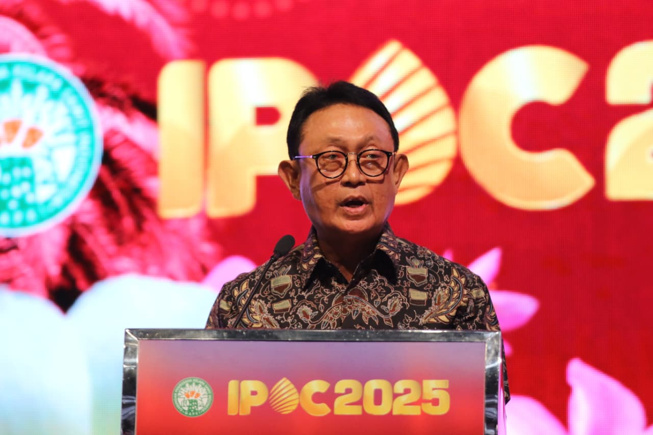 Ketua GAPKI Eddy Martono saat membuka IPOC 2025. (Mifta/Radar Bali)