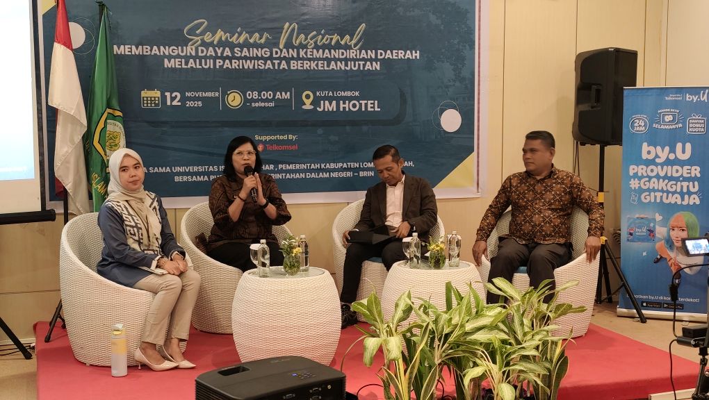 Para narasumber dan peserta saat berdiskusi dalam kegiatan Seminar Nasional Membangun Daya Saing dan Kemandirian Daerah Melalui Pariwisata Berkelanjutan di JM Hotel Kuta Mandalika, Rabu (12/11).