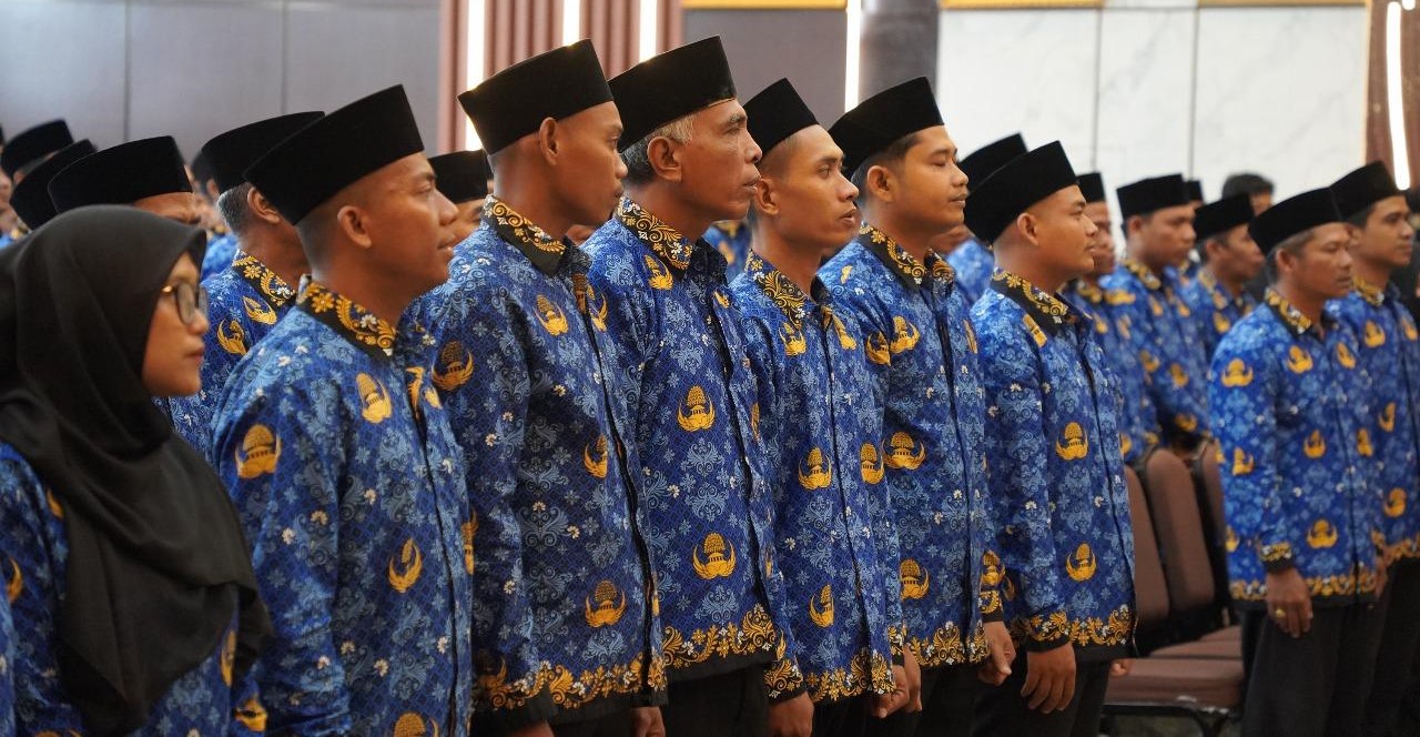 Pengambilan sumpah dan pemberikan SK PPPK paro waktu Unram di Ruang Sidang Senat Unram, Rabu (12/11). Rektor Unram lantik PPPK paro waktu, tekankan pentingnya kerja dengan hati.