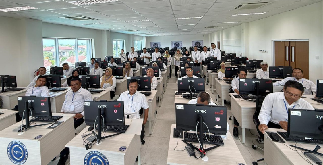 Sejumlah ASN Kota Mataram mengikuti Ujian Dinas Tingkat I dan II di ruang CAT UPSCPKP BKN Mataram.