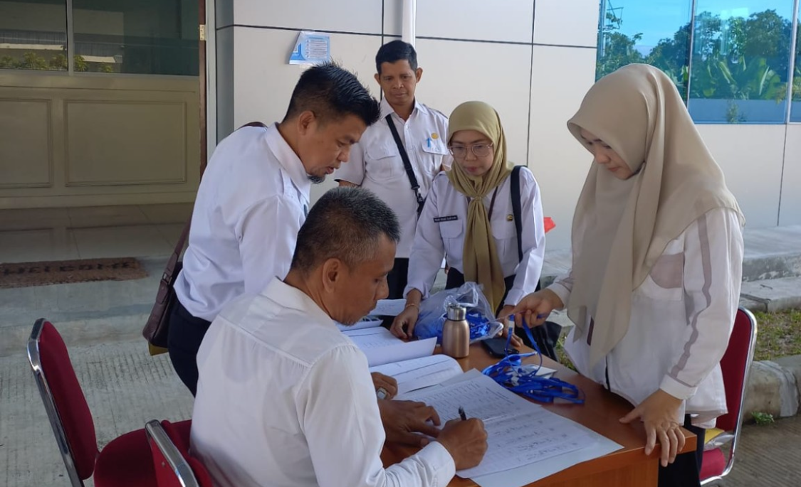 Petugas BKPSDM Kota Mataram melakukan proses registrasi peserta sebelum pelaksanaan Ujian Dinas di lingkungan BKN Mataram.