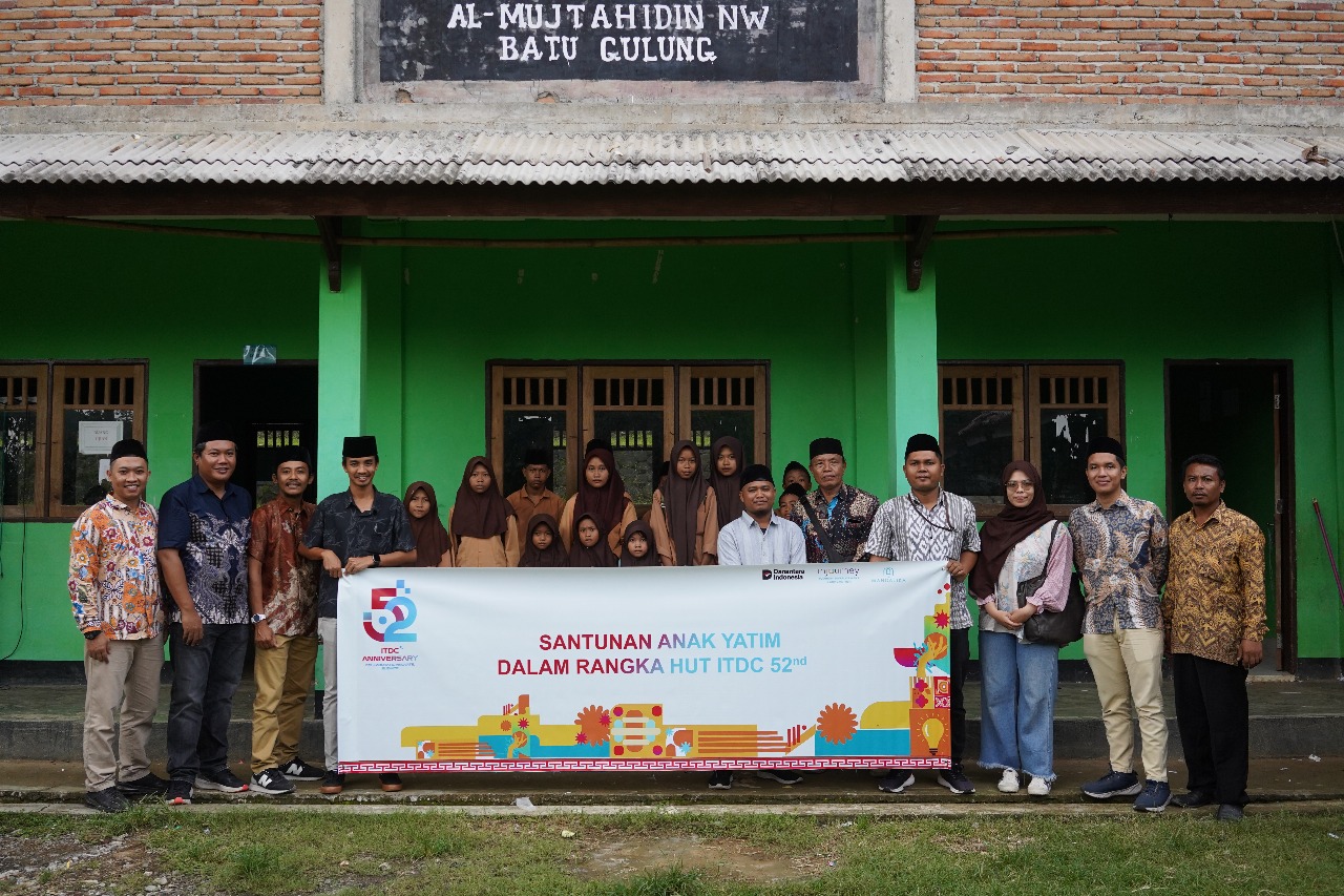 HUT ITDC: Penyerahan secara simbolis santunan anak yatim dari ITDC kepada santriwan di Pondok Pesantren Al-Mujtahidin NW Batugulung, Desa Prabu, Kecamatan Pujut, Lombok Tengah, Rabu (12/11).