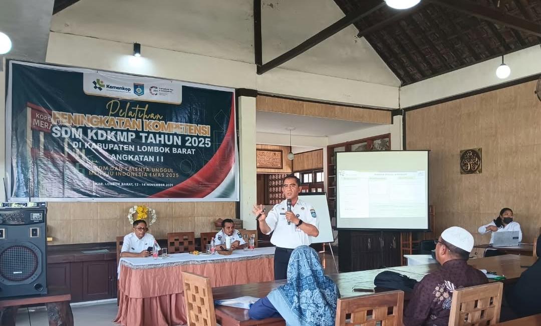 Membuka Pelatihan Kompetensi SDM Pengurus Kopdes Lombok Barat, Kadiskop UKM NTB Ahmad Masyhuri berharap pengurus mampu kelola Kopdes secara modern dan mandiri.