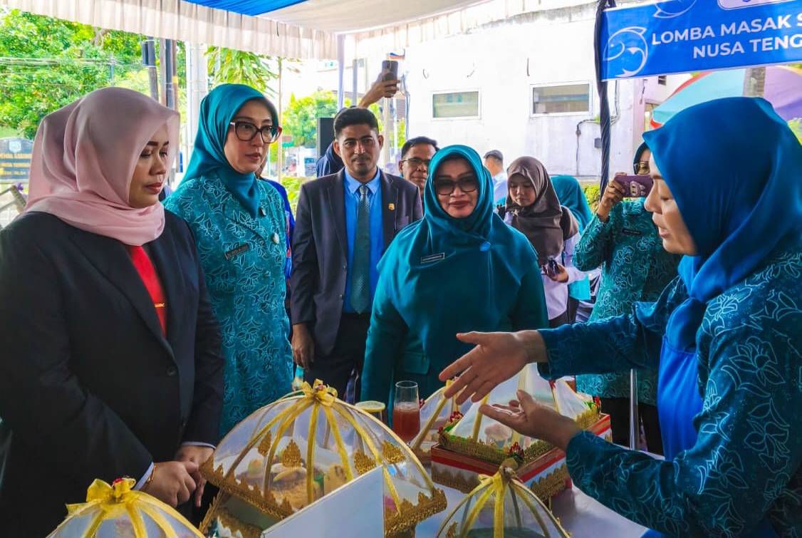 Wagub NTB Hj Indah Dhamayanti Putri bersama Ketua TP PKK NTB saat membuka lomba masak serba ikan, Rabu (13/11).