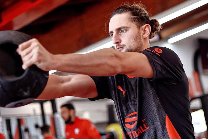 Adrien Rabiot, pemain tengah AC Milan, berlatih di gym demi mempercepat pemulihan.