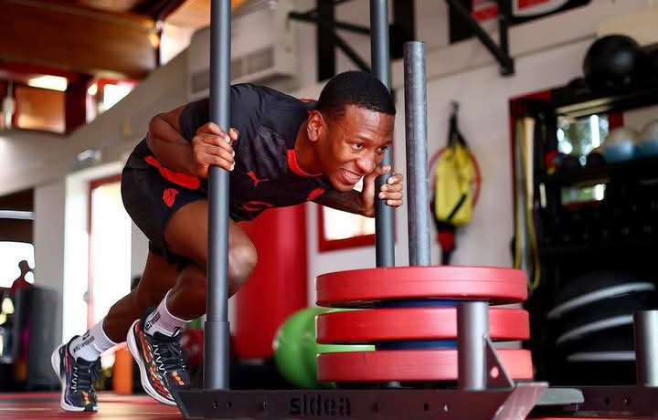 Pervis Estupinan, pemain AC Milan berlatih di gym untuk memulihkan kebugaran. 