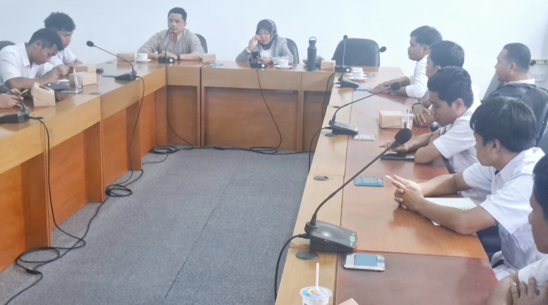 Ketua DPRD NTB Baiq Isvie Rupaeda dan Ketua Komisi I Mohammad Akri dalam rapat dengar pendapat (RDP) soal nasib 518 tenaga honorer Pemprov NTB, Selasa lalu (11/11).