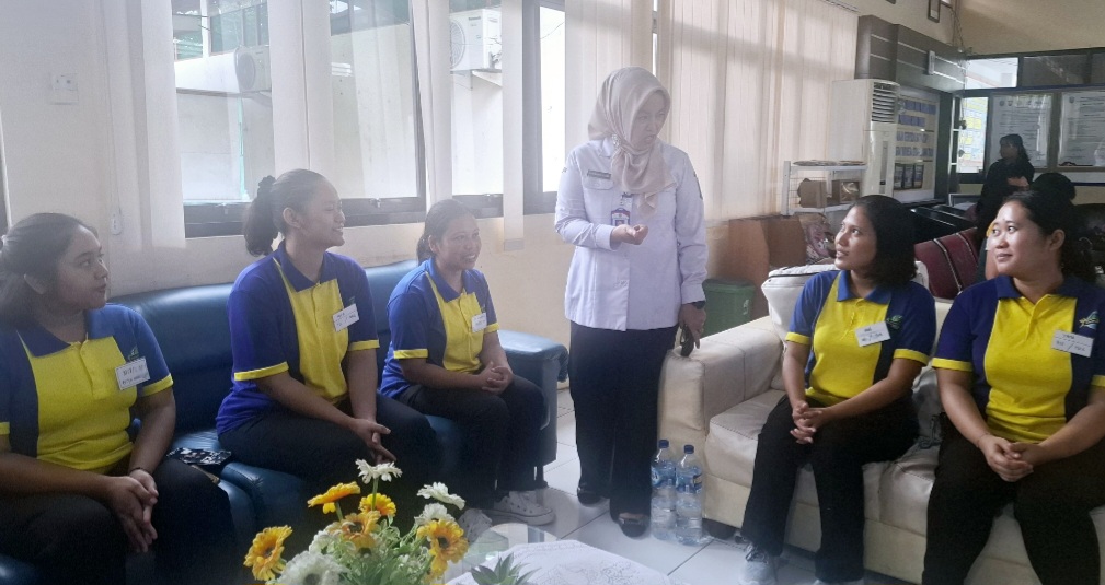 Kabid Penempatan dan Perluasan Kesempatan Kerja Disnakertrans Pemprov Jatim Purwanti Utami (berdiri) menyapa para calon PMI yang mengurus dokumen di LTSA PMI Jatim, Rabu (12/11).