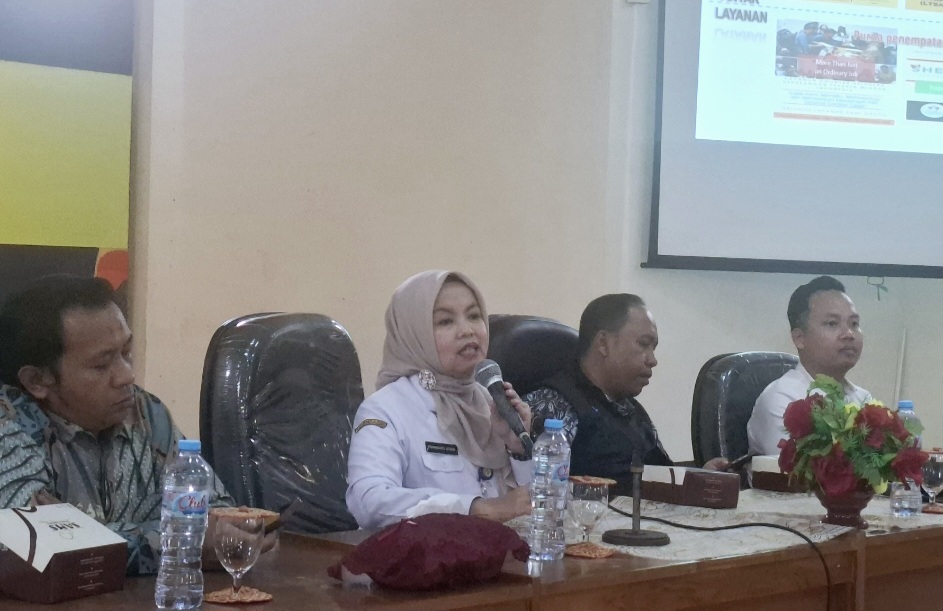 Kabid Penempatan dan Perluasan Kesempatan Kerja Disnakertrans Pemprov Jatim Purwanti Utami memapakarkan konsep layanan terintegrasi dalam perlindungan dan Penempatan PMI di Jawa Timur, Rabu (12/11).