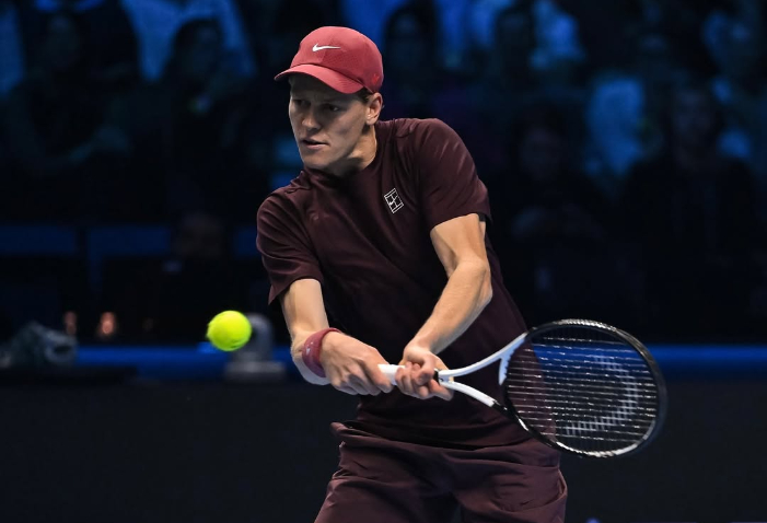 Jannik Sinner kalahkan Alexander Zverev untuk ketiga kalinya dalam 17 hari dan pastikan tiket semifinal Nitto ATP Finals 2025 Turin lewat servis sempurna.