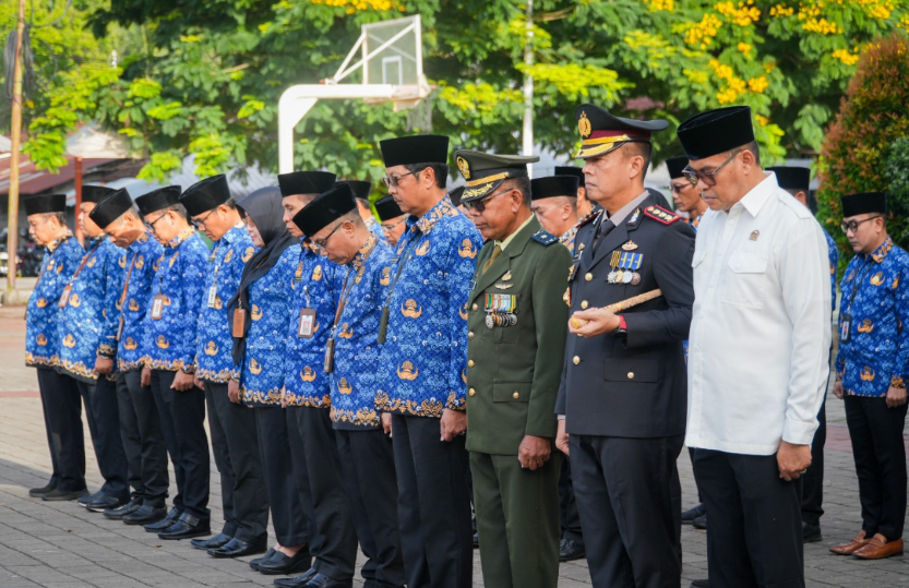 Ketua DPRD Kota Mataram (kemeja putih) saat mengheningkan cipta untuk para pahlawan yang telah gugur membela bangsa, Senin (10/11).