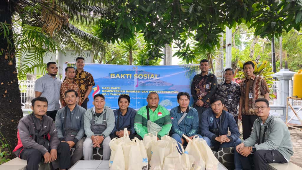 jajaran Lapas Kelas IIB Selong saat menyerahkan bantuan sosial kepada masyarakat yang berhak menerima bantuan.