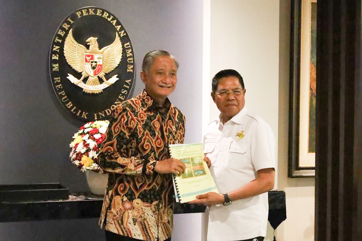 Bupati Lombok Timur saat menyerahkan peroposal kepada kementerian PU