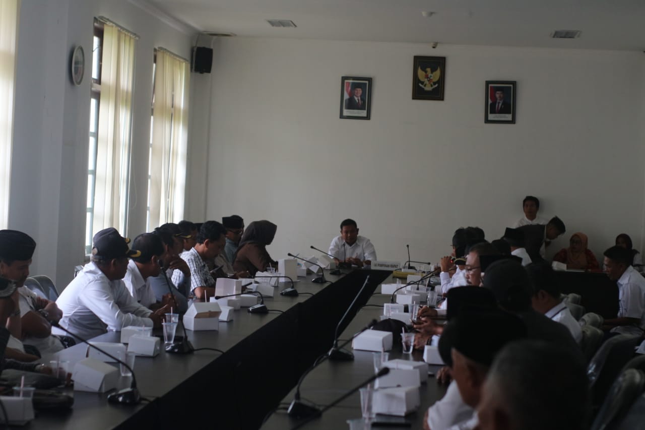 Puluhan kepala Desa Yang tergabung dalam Forum Komunikasi Kepala Desa (FKKD) saat melakukan hearing di kantor DPRD Lotim untuk meminta Pelaksanaan Pilkades di percepat, Rabu (12/11).