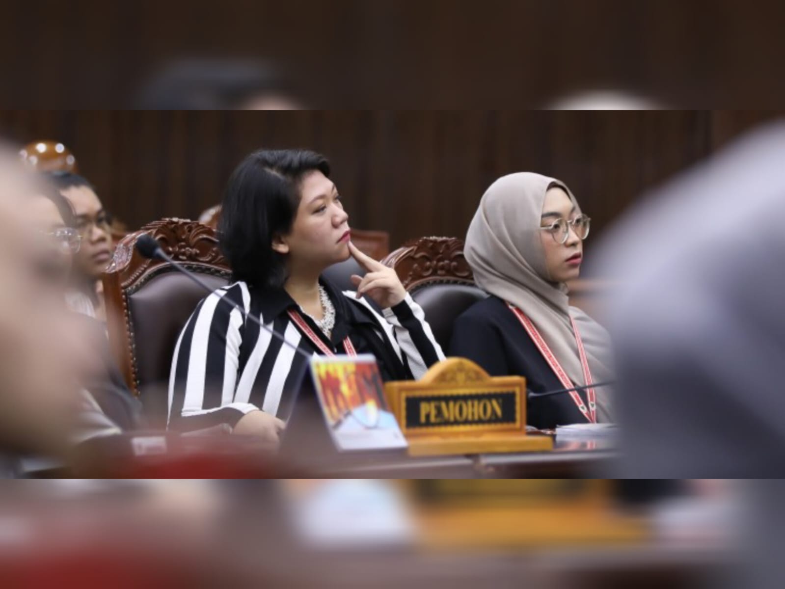 Cindy Allysa (kiri) selaku Pemohon saat mengikuti sidang pengucapan putusan pengujian materiil Undang-Undang Nomor 2 Tahun 2002 tentang Kepolisian, Kamis (13/11) di Ruang Sidang MK.