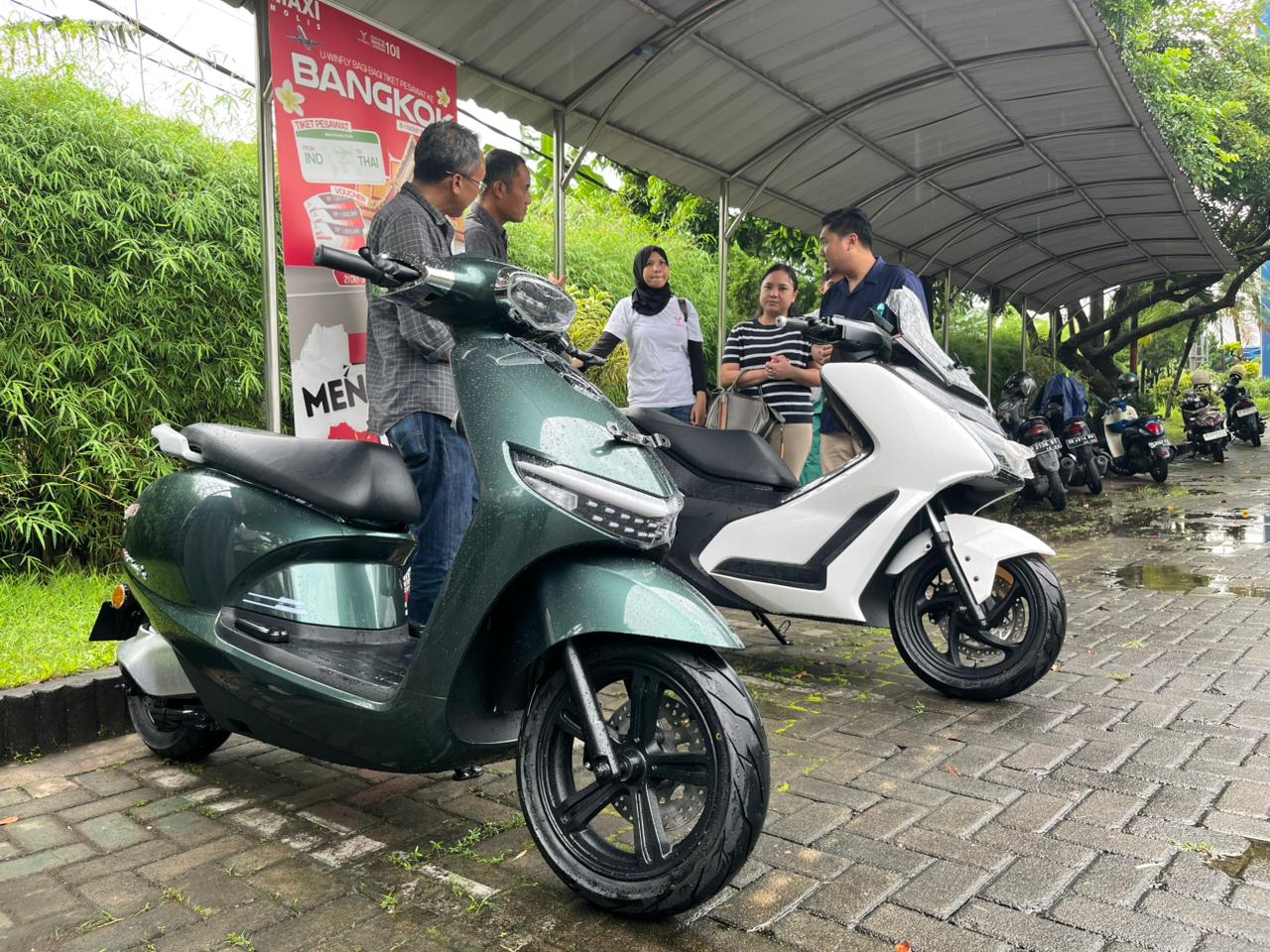 Dua unit motor listrik U^WINFLY yan dibawa diler Maxi Molis untuk kegiatan edukasi dan test drive di halaman kantor Lombok Post, Rabu (12/11).