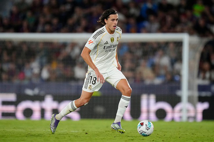 Penampilan apik &Aacute;lvaro Carreras bersama Real Madrid belum cukup untuk dipanggil ke timnas Spanyol karena persaingan bek kiri sangat ketat.