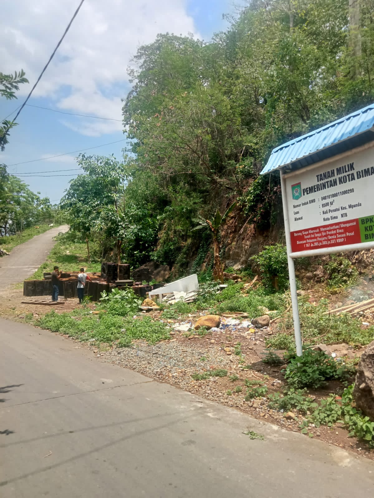Drum berisi aspal diduga ilegal berjejer di pinggir jalan Kelurahan Penatoi, Kota Bima, belum lama ini. (Istimewa/Lombok Post)