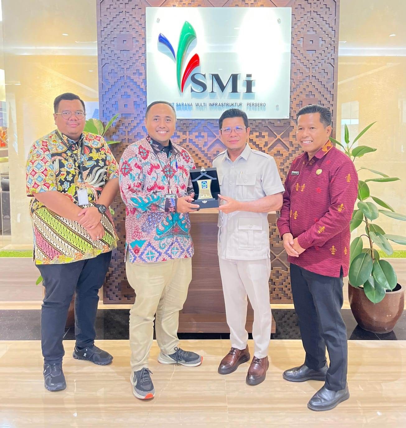 Bupati Dompu Bambang Firdaus (dua kanan) didampingi Kepala BPKAD Dompu Muhammad Syahroni bersilaturahim dengan jajaran PT SMI di Jakarta, Selasa (11/11). (Istimewa/Lombok Post)