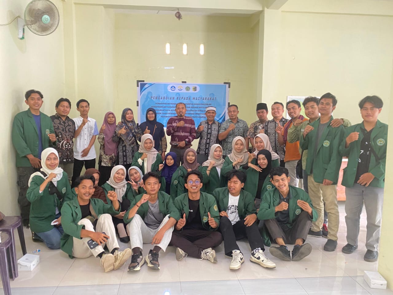 TIM: Tim program PKM Pemberdayaan Masyarakat oleh Mahasiswa (PMM) Universitas Hamzanwadi berfoto bersama di Desa Ketangga, Kecamatan Suela, Lombok Timur.