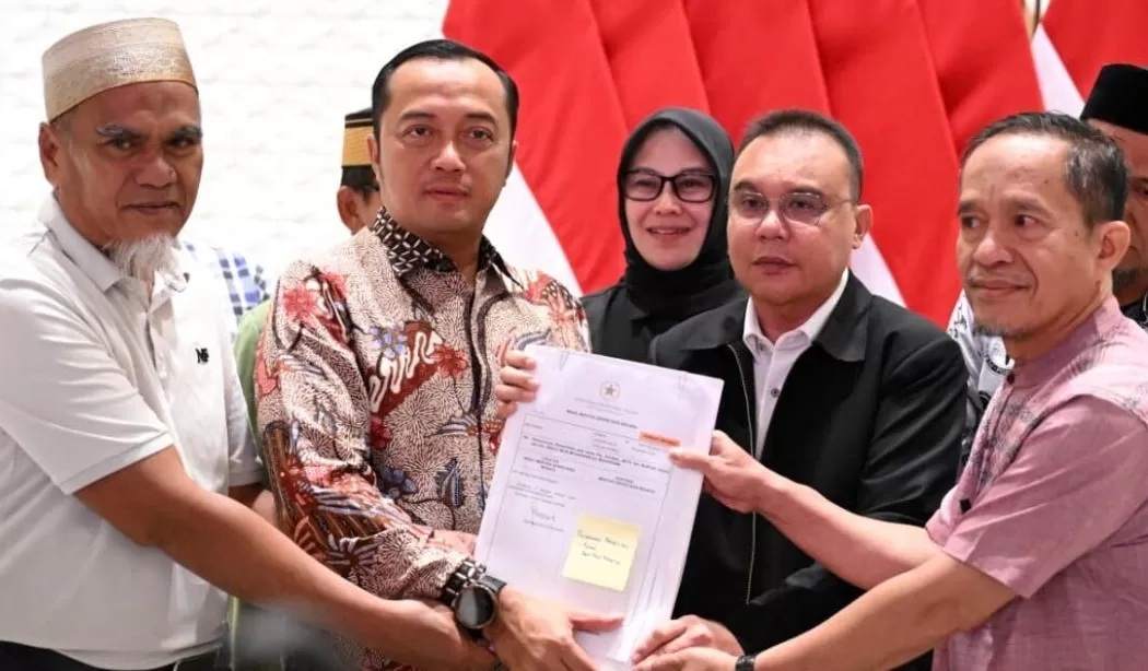 Presiden Prabowo memberikan rehabilitasi kepada dua guru SMA Negeri 1 Luwu Utara, Sulawesi Selatan, yakni Abdul Muis dan Rasnal. (Istimewa)