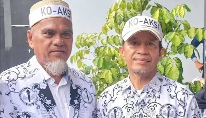 NAMA BAIK PULIH: Rasnal (kanan) dan Abdul Muis Muharram. Presiden Prabowo Subianto menyerahkan langsung rehabilitasi yang dia tanda tangani ke keduanya.