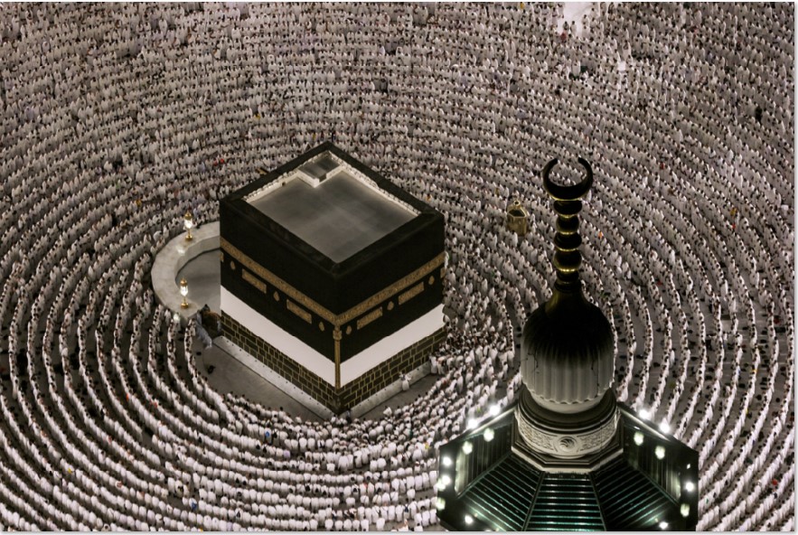 TAMU ALLAH: Jamaah haji dari berbagai negara sedang salat di Masjidilharam saat musim haji tahun 2025. Tahun depan, Indonesia dapat kuota 221.000 jamaah.