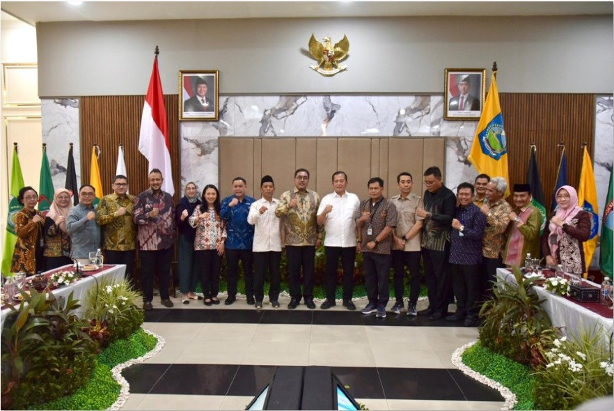 ANGGARAN: Gubernur NTB Lalu Muhamad Iqbal bersama sejumlah kepala daerah saat pertemuan dengan Banggar DPR RI di Pendopo Gubernur, Kamis (13/11).