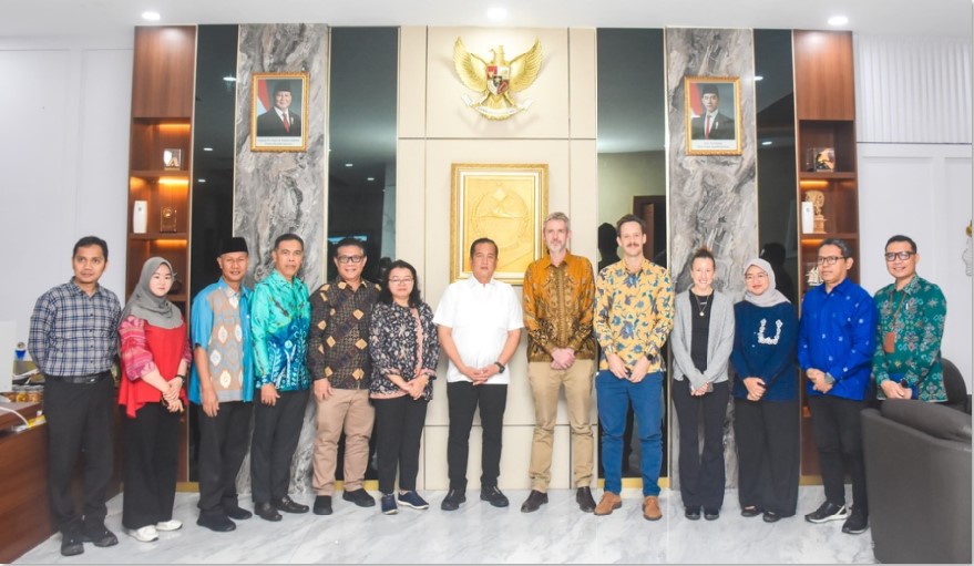 ENERGI HUJAU: Gubernur NTB Muhamad Iqbal didampingi Kadiskominfotik NTB Yusron Hadi saat pertemuan kemitraan strategis Inggris&ndash;NTB yang digelar di Ruang Kerja Gubernur NTB, Kamis (13/11).