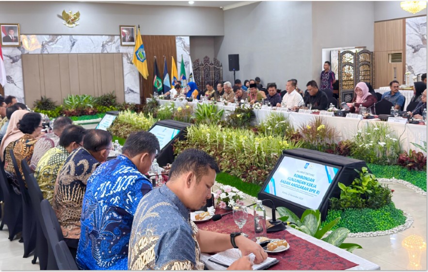 Suasana rapat koordinasi yang dipimpin Gubernur NTB Lalu Muhamad Iqbal, bersama pemda 10 kabupaten dan kota serta delegasi Banggar DPR RI di Pendopo Gubernur NTB, kemarin (13/11).