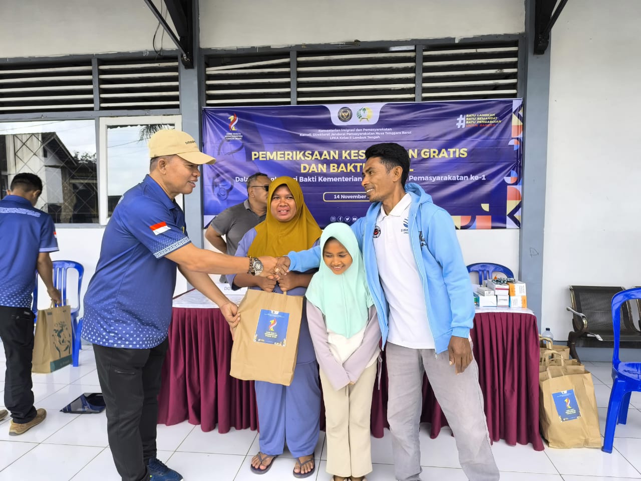 Kepala LPKA Lombok Tengah, Hidayat secara simbolis menyerahkan bantuan sosial pada masyarakat.
