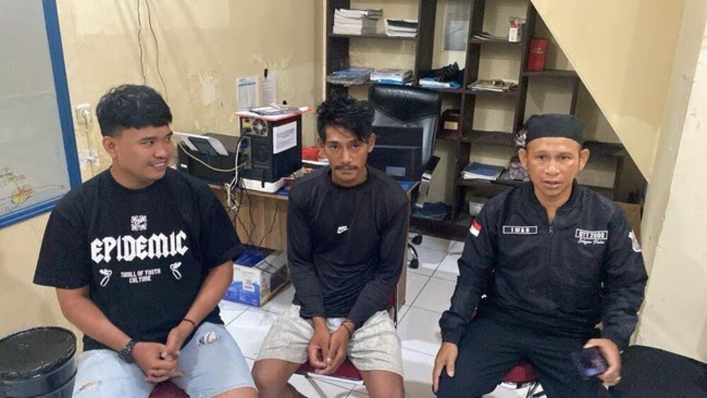 ABK KM Ainun Putri, Fadel (tengah) saat dievakuasi di Kantor Satpolairud Polres Kepulauan Selayar, Jumat (14/11). (Istimewa/Lombok Post)