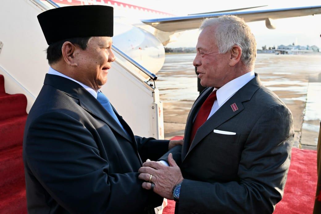 Presiden RI Prabowo Subianto menyambut ketibaan Raja Yordania Hasyimiah, Raja Abdullah II ibn Al Hussein di Pangkalan TNI AU Halim Perdanakusuma, Jakarta, pada Jumat, 14 /11/25.