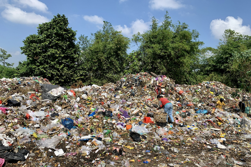 gunungan sampah di TPS Sandubaya