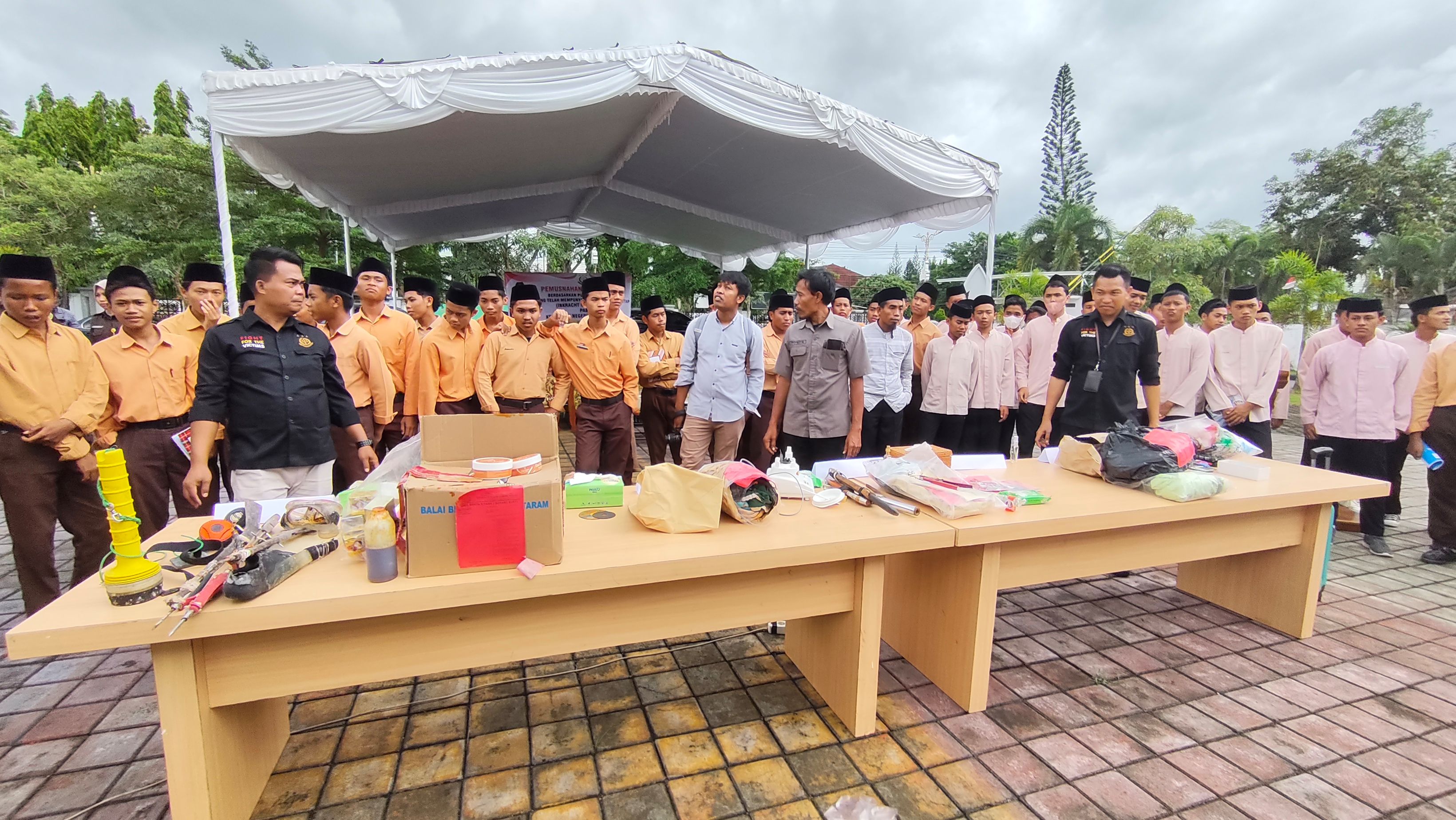 Puluhan santri dari Pondok Pesantren Munirul Arifin (Yanmu) Praya dan Pondok Pesantren Saadadurrain Leneng turut menyaksikan pemusnahan barang bukti di Kejari Lombok Tengah
