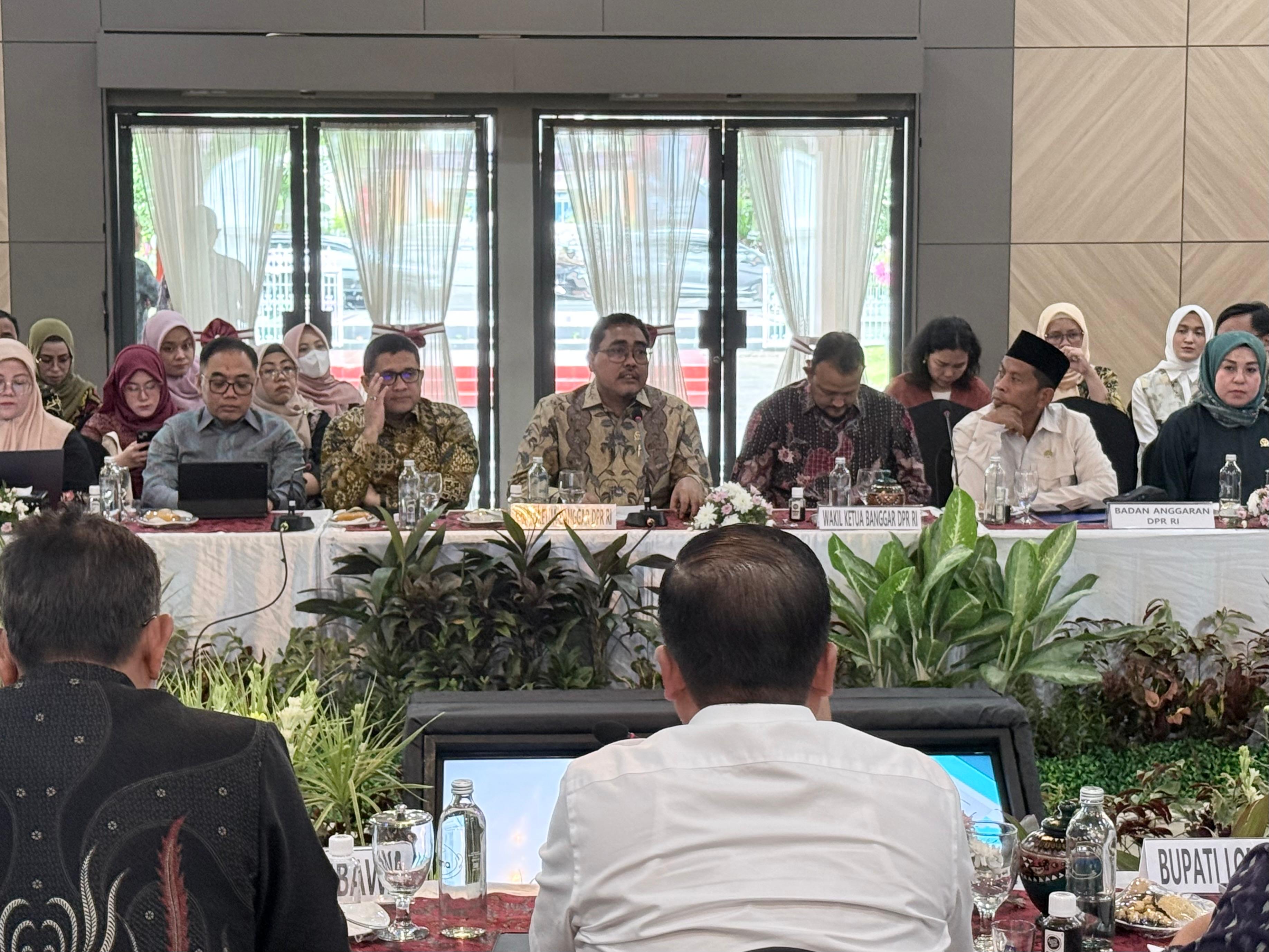 Tim Delegasi Banggar DPR RI saat menghimpun masukan, saran, dan rekomendasi tentang potensi penerimaan dan pengalokasian dana transfer daerah dalam APBN, di Pendopo Gubernur NTB, Kamis (13/11).