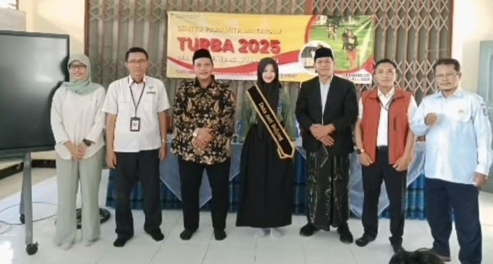 Kepala Sentra Paramita Mataram Arif Rohman (tiga dari kiri) foto bersama guru dan siswa SMPN 12 Mataram. Program Revise di SMPN 12 Mataram kuatkan gerakan anti bullying dan karakter sosial siswa.